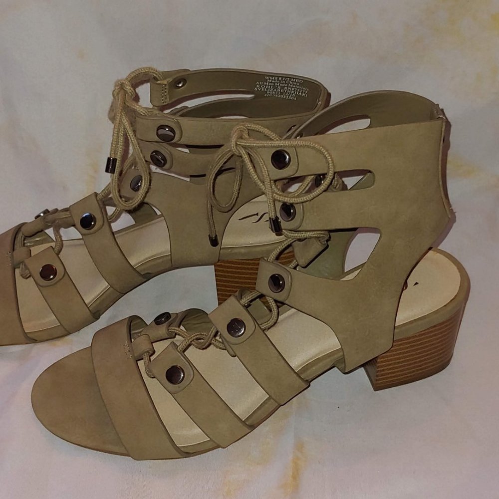 Simply Vera Wang  Heeled Gladiator Sandals Size 8.5